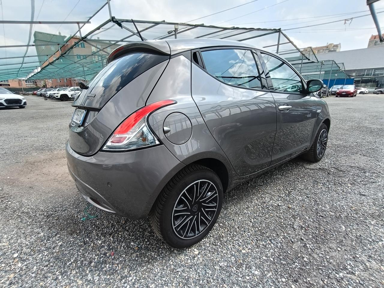 Lancia Ypsilon 1.0 ibrid