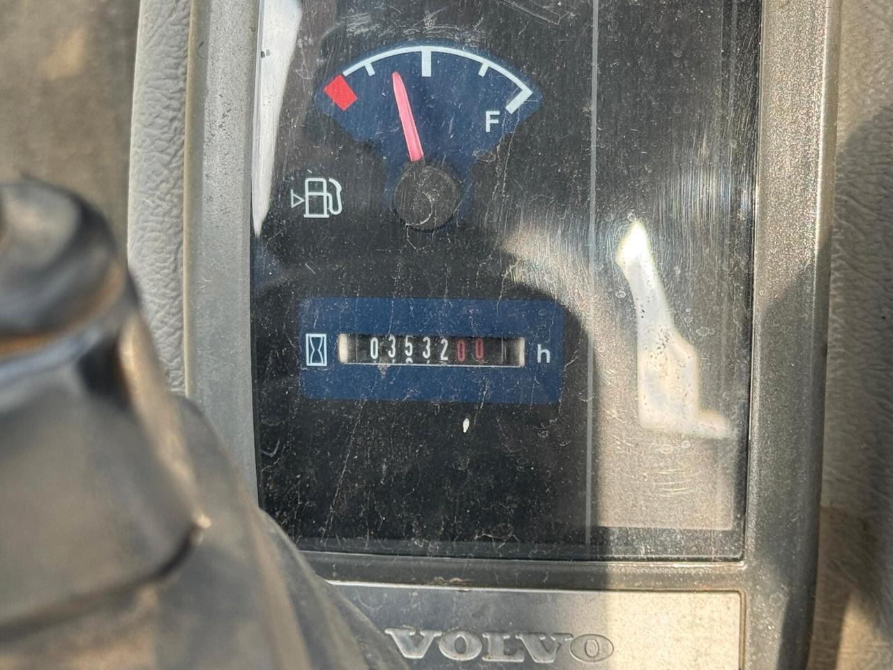 MINIESCAVATORE VOLVO ECR 28