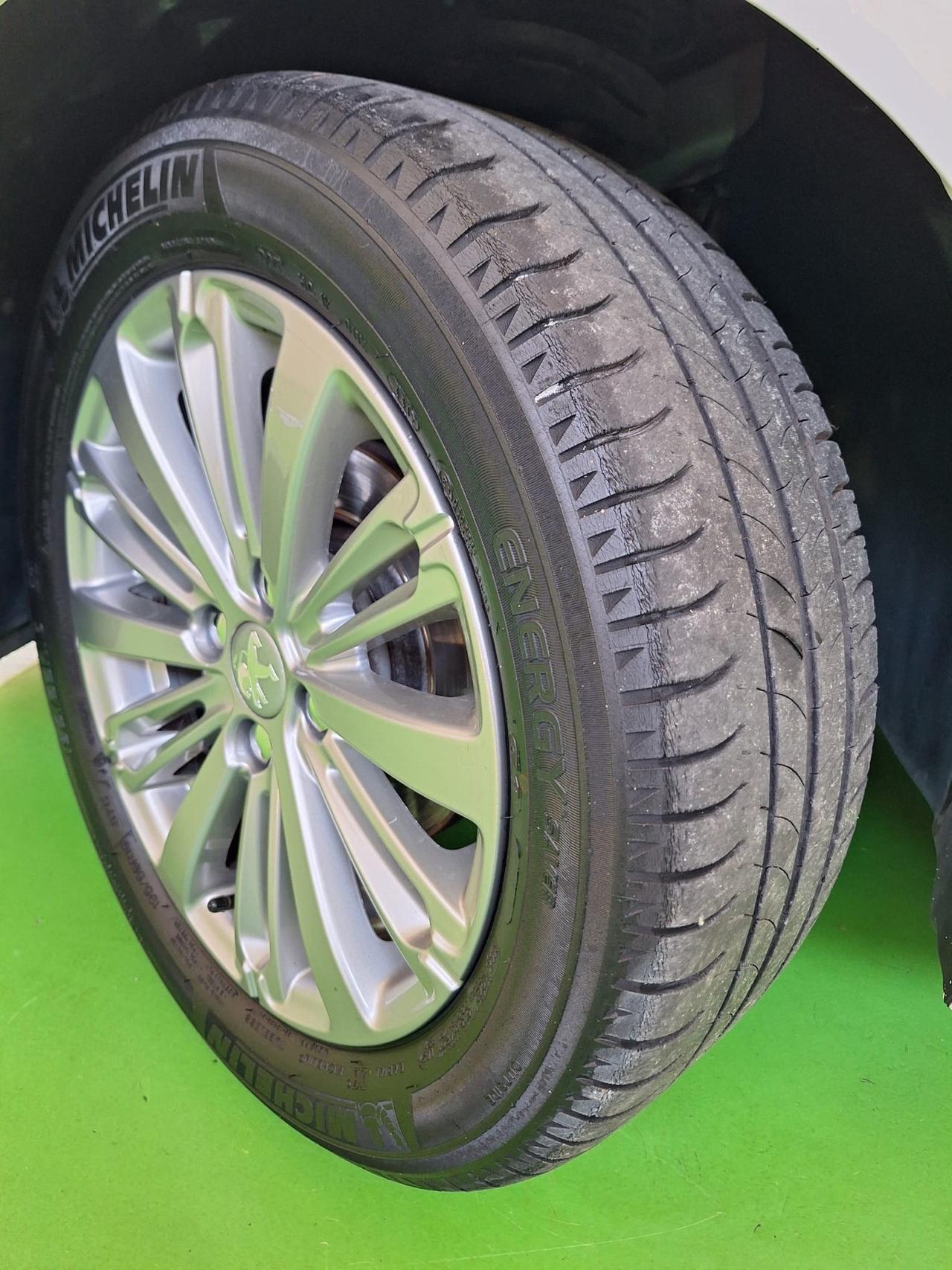 Peugeot 208 PureTech 82 5 porte Allure