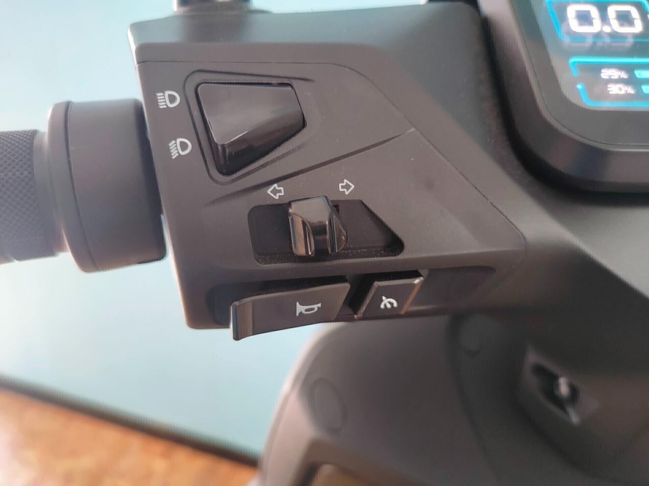 Nmoto NCF S : l'e-scooter che ti porta anche in autostrada