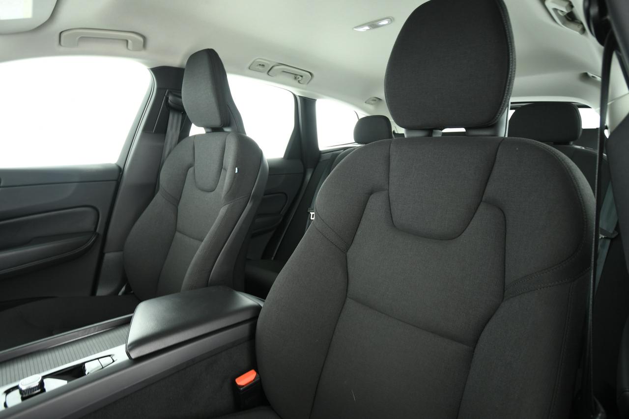 VOLVO XC60 2.0 b4 Momentum awd auto CAMERA+APP CONNECT+FULL LED