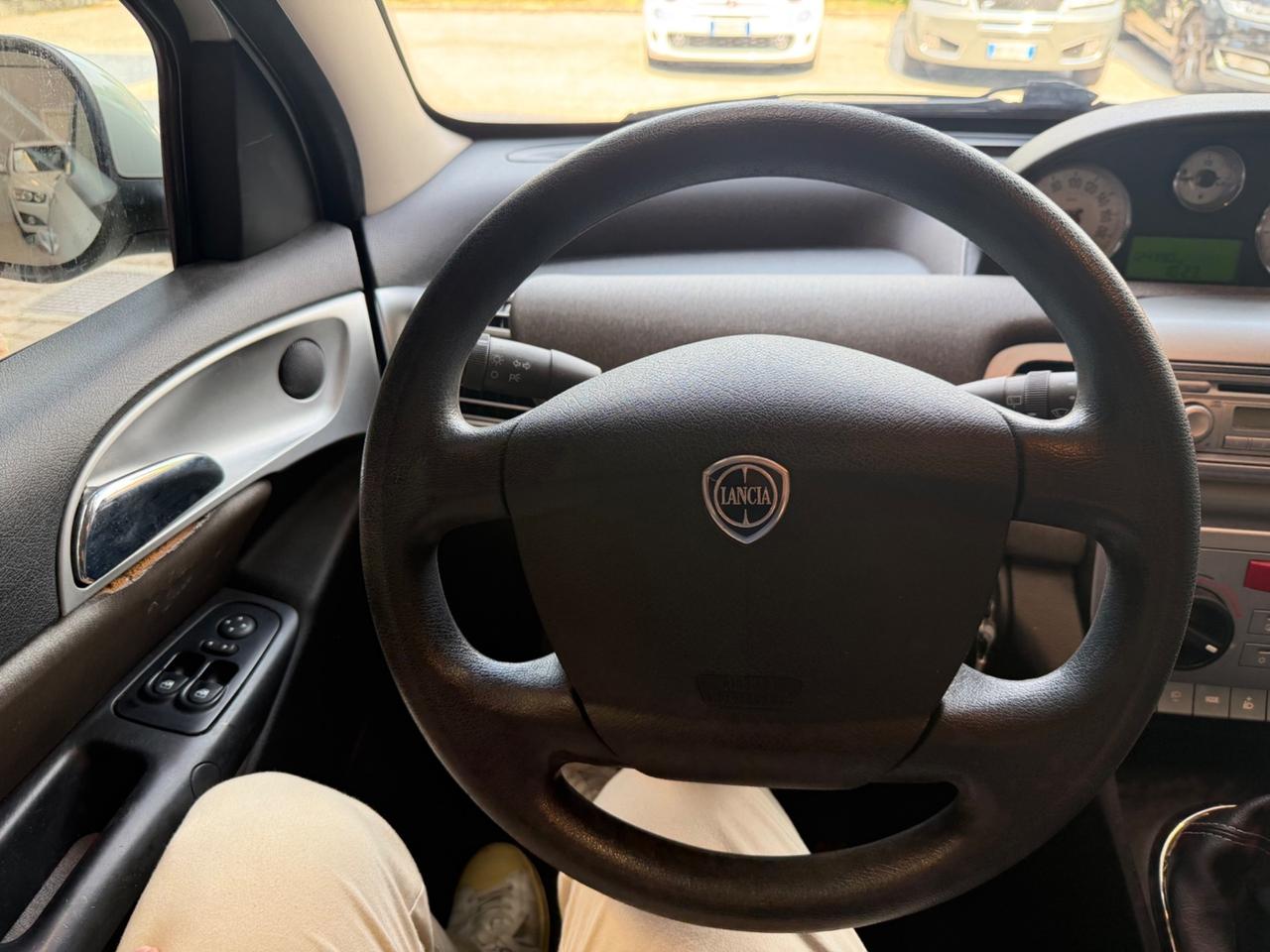 Lancia Ypsilon 1.2 VERSUS TETTO APRIBILE