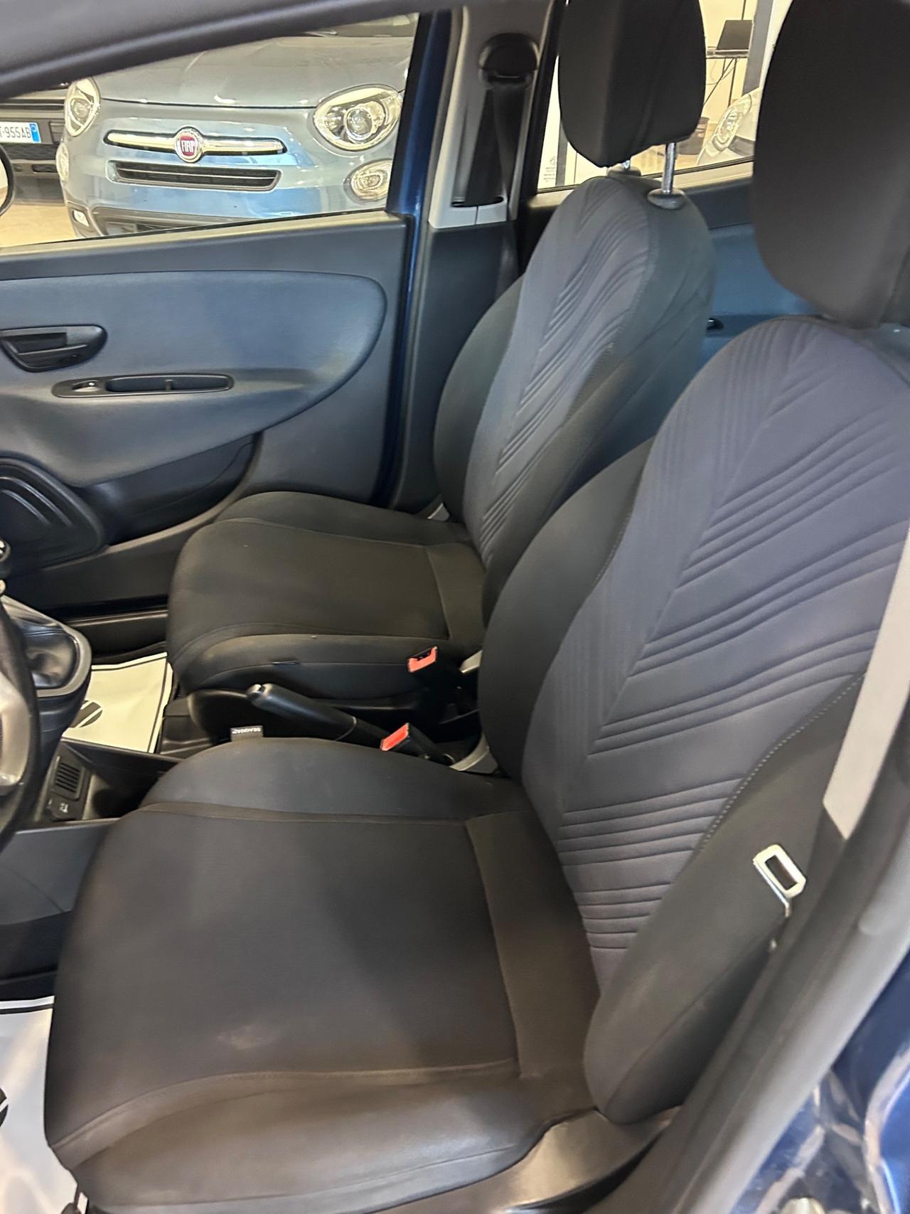 Lancia Ypsilon 1.0 FireFly 5 porte S&S Hybrid Silver