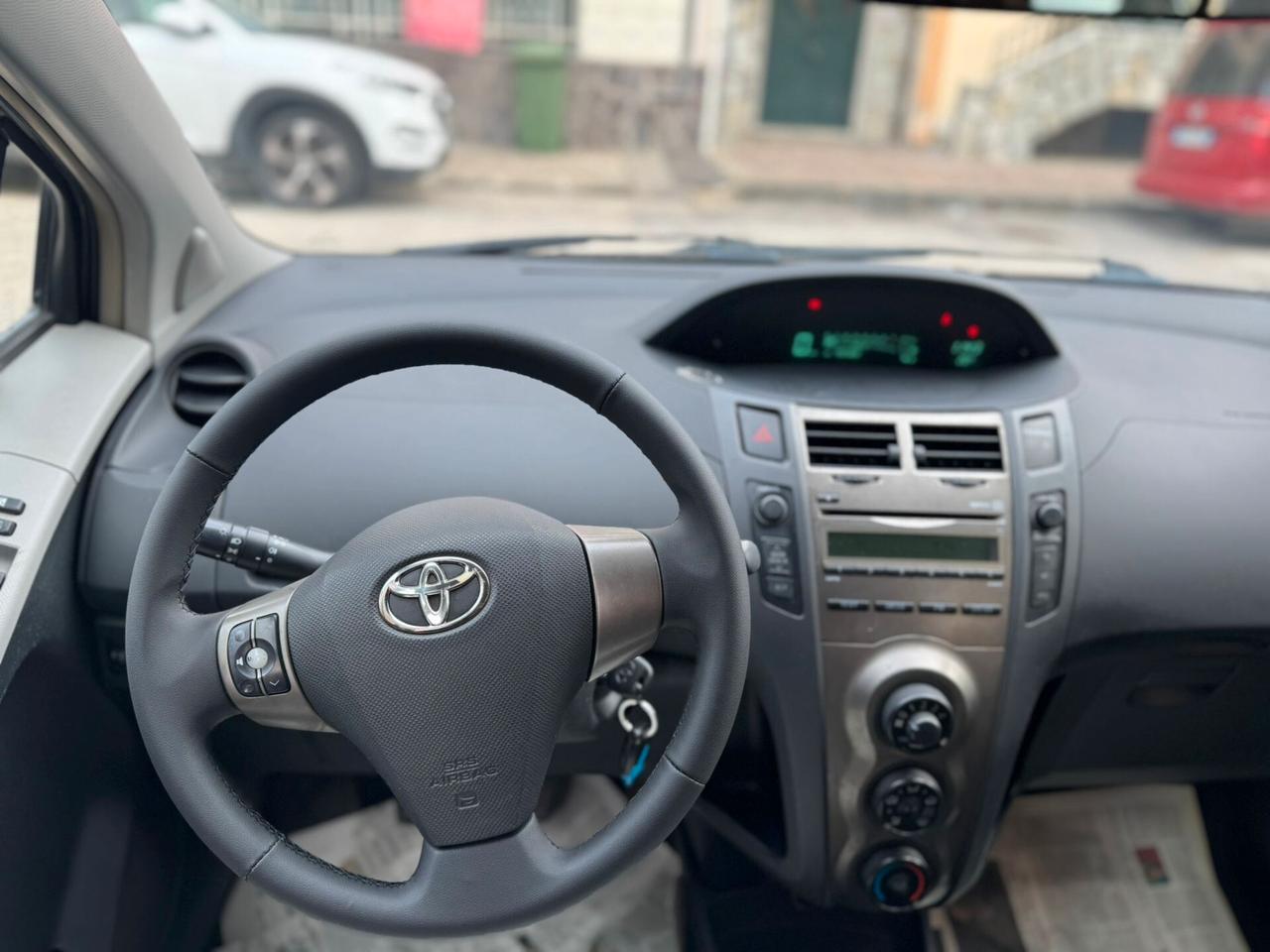 Toyota Yaris 1.0 5 porte Sol