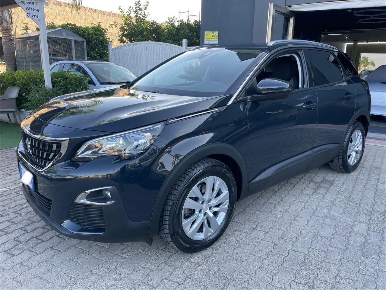 Peugeot 3008 BlueHDi cambio manuale sensori parcheggio ant-vetri privacy