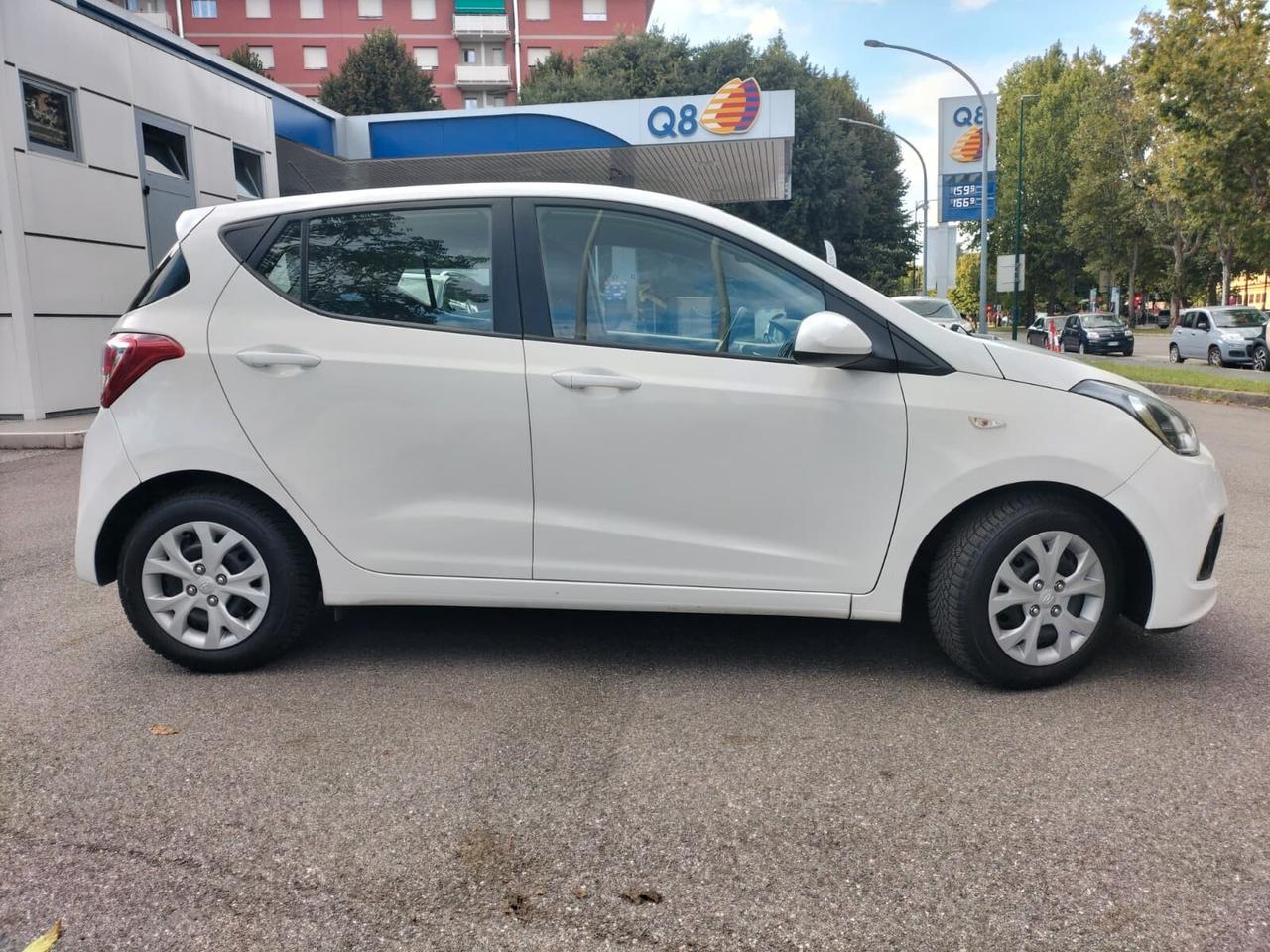 Hyundai i10 - TENUTA BENE !!!