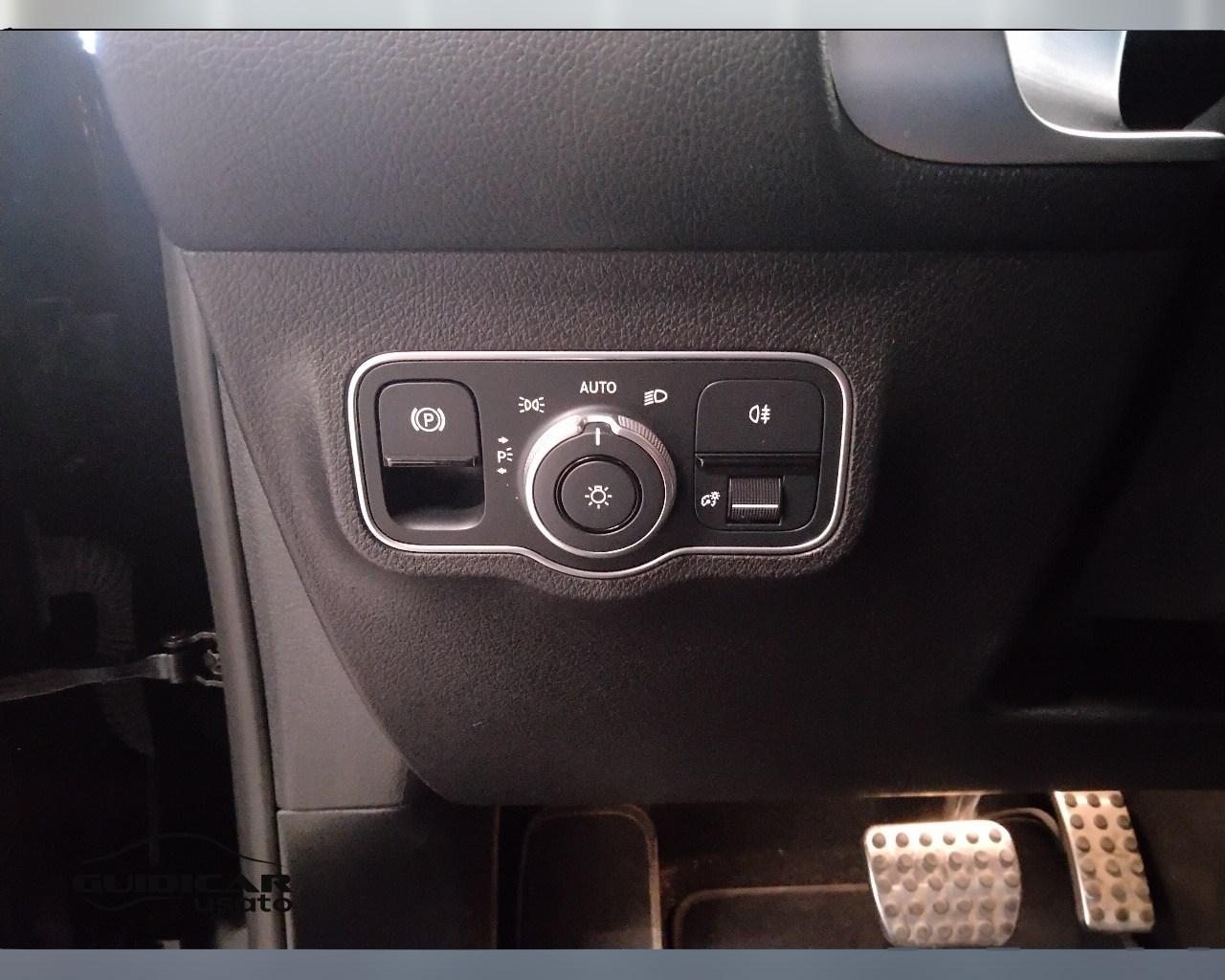 Mercedes-Benz GLB - X247 2019 - GLB 180 d Premium auto