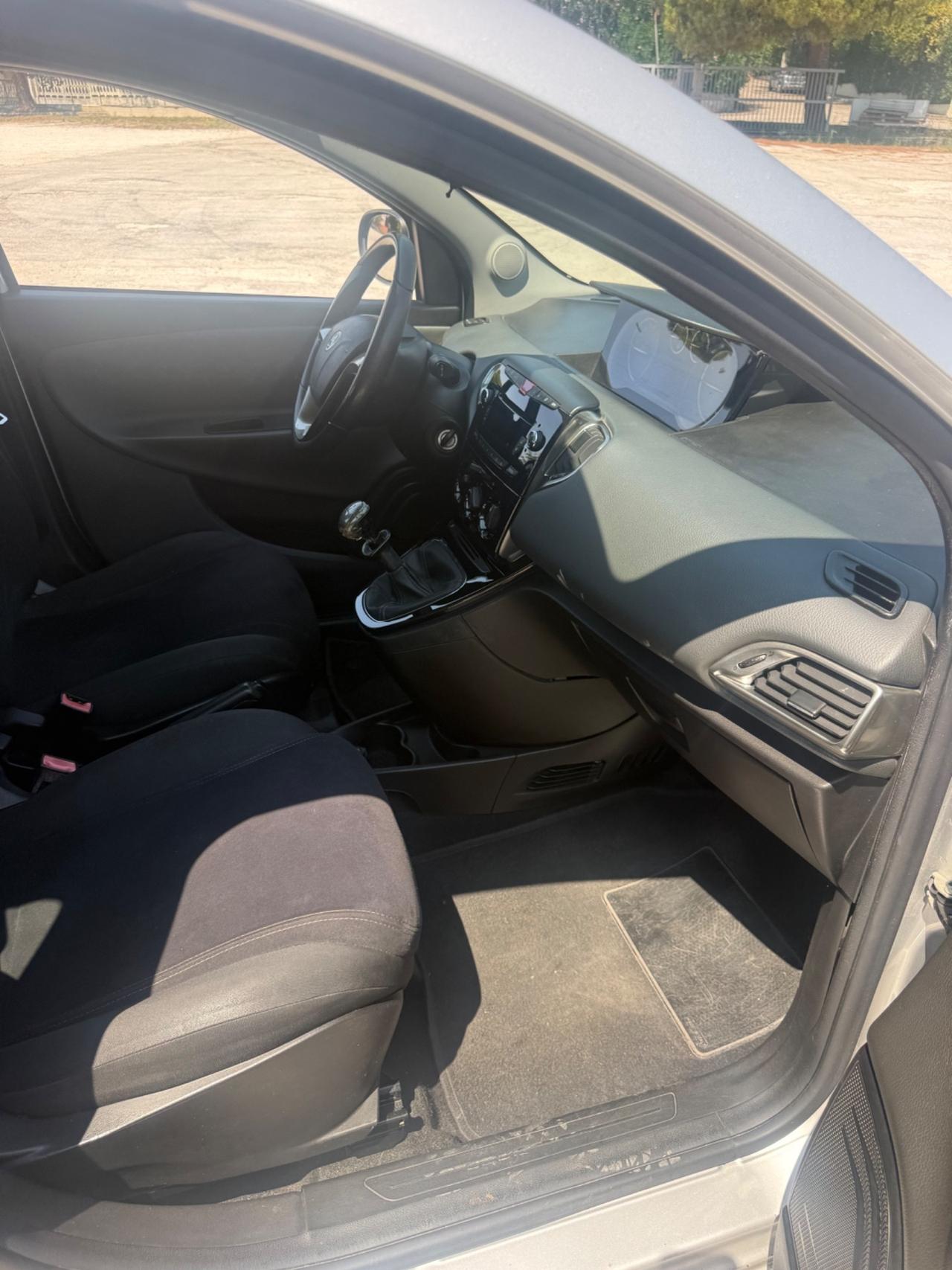 Lancia Ypsilon natural power benzina metano NEOPATENTATI