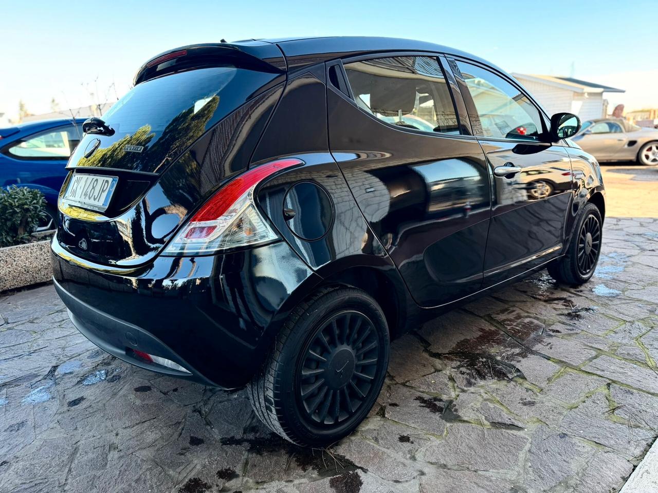 Lancia Ypsilon 1.0 FireFly 5 porte S&S Hybrid Silver