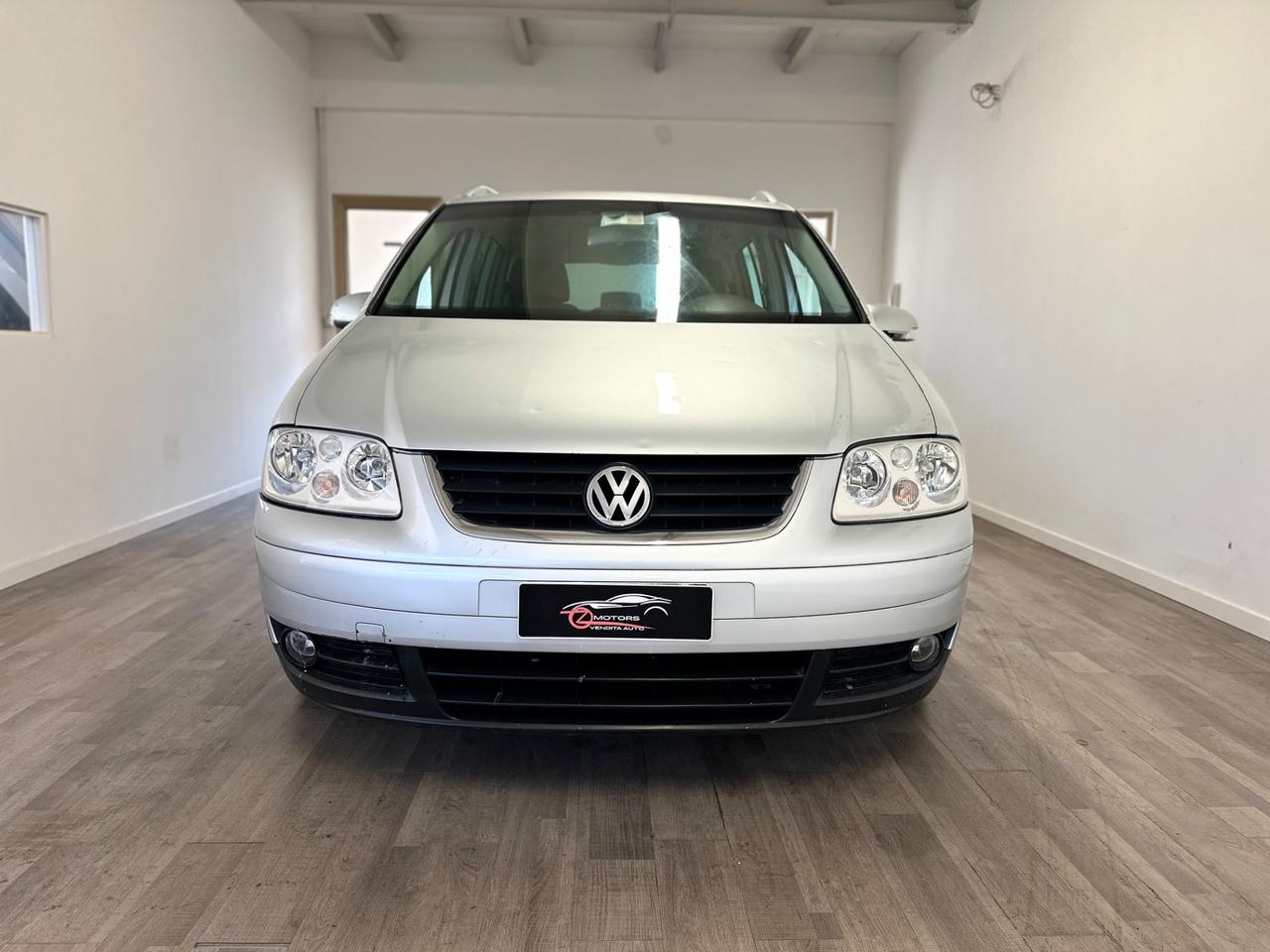 Volkswagen Touran 2.0 16V TDI DSG Highline 7 POSTI