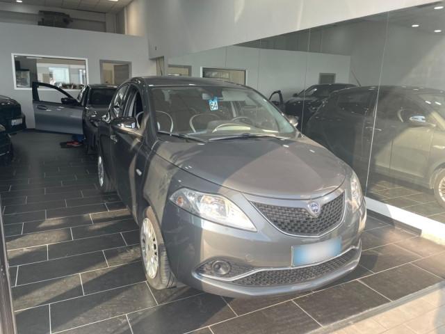 Lancia Ypsilon Ypsilon 0.9 85cv benzina Automatico Bluetooth