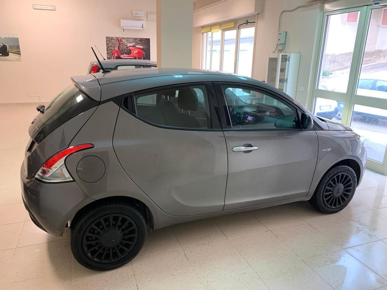 Lancia Ypsilon Ypsilom III firefly hybrid Silver s&s