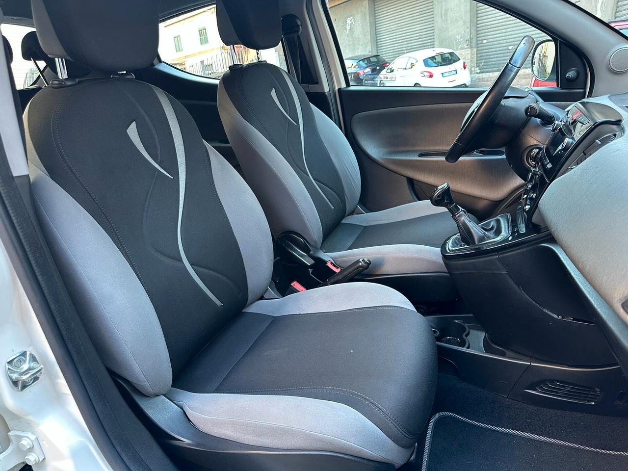 Lancia Ypsilon 1.3 MJT 16V 95 CV 5 OK neopatentati