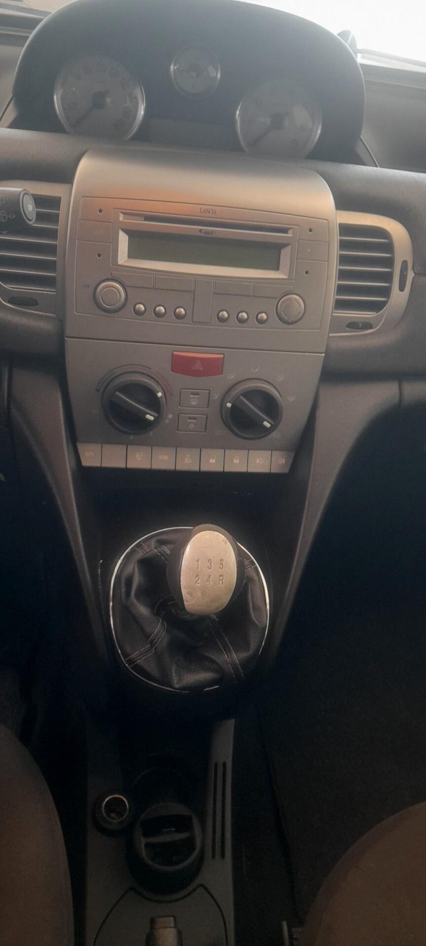 Lancia Ypsilon 1.3 MJT 75 CV Platino
