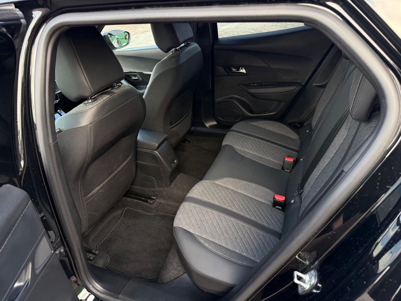 Peugeot 2008 PureTech 130 #9111