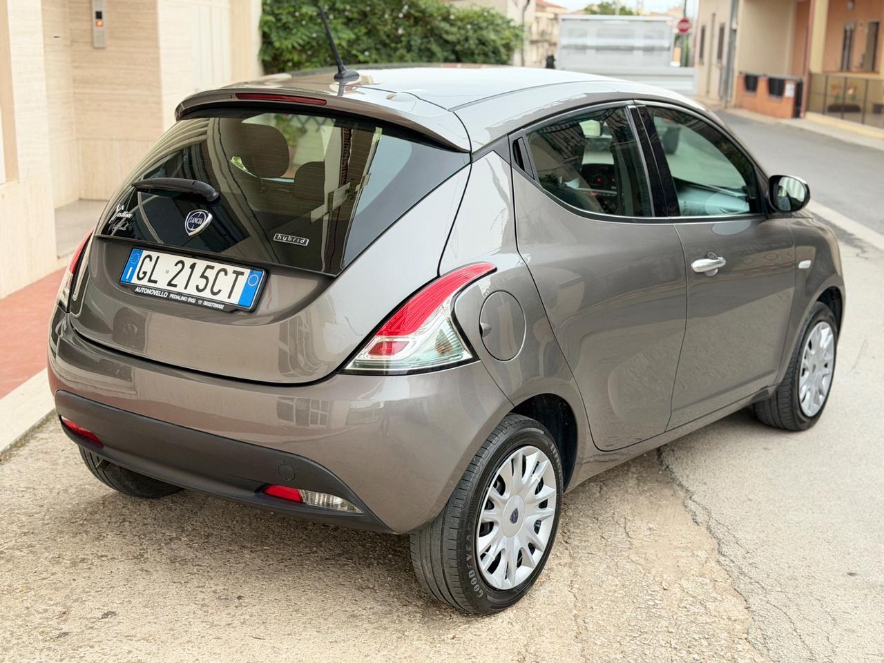 Lancia Ypsilon 1.0 FireFly 5 porte S&S Hybrid Silver