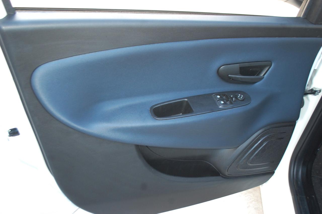 Lancia Ypsilon 1.0 firefly 70CV hybrid Oro S&S Uff Italy USB