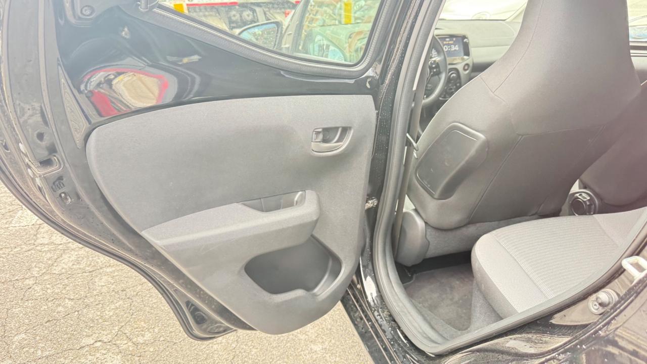 Toyota Aygo Connect 1.0 VVT-i 72 CV 5 porte x-play LED NAVI KAMERA PDC CERCHI 16 BLUETOOTH