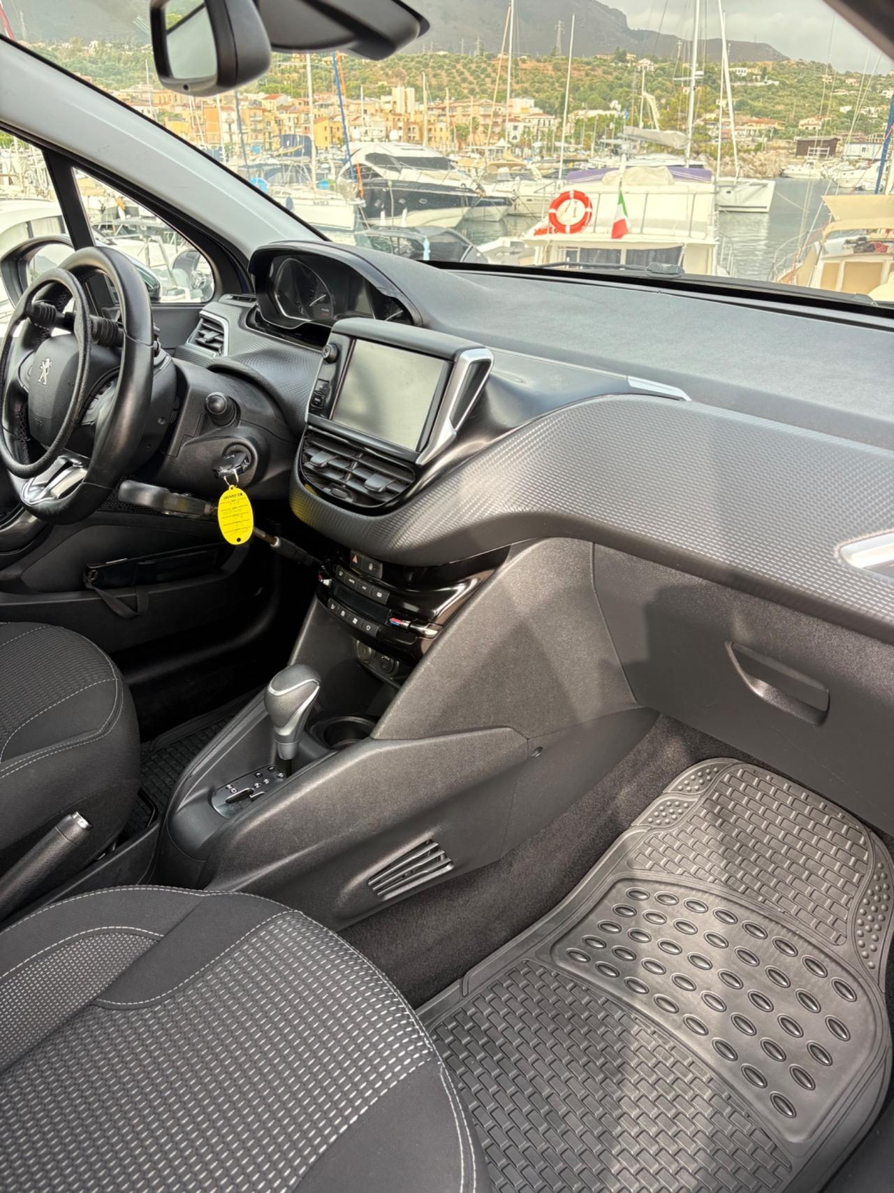 Peugeot 208 già omologata per disabili Allure