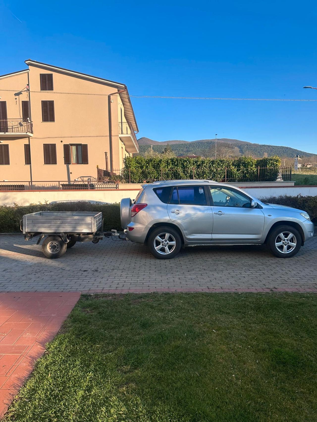 Toyota RAV4 2.2 D-4D 136 CV Luxury CARRELLO E GANCIO