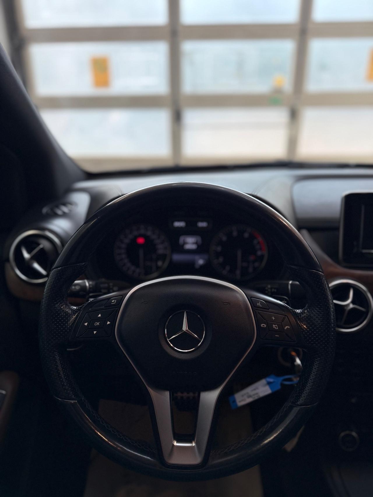 Mercedes-benz B 200 NGD Premium