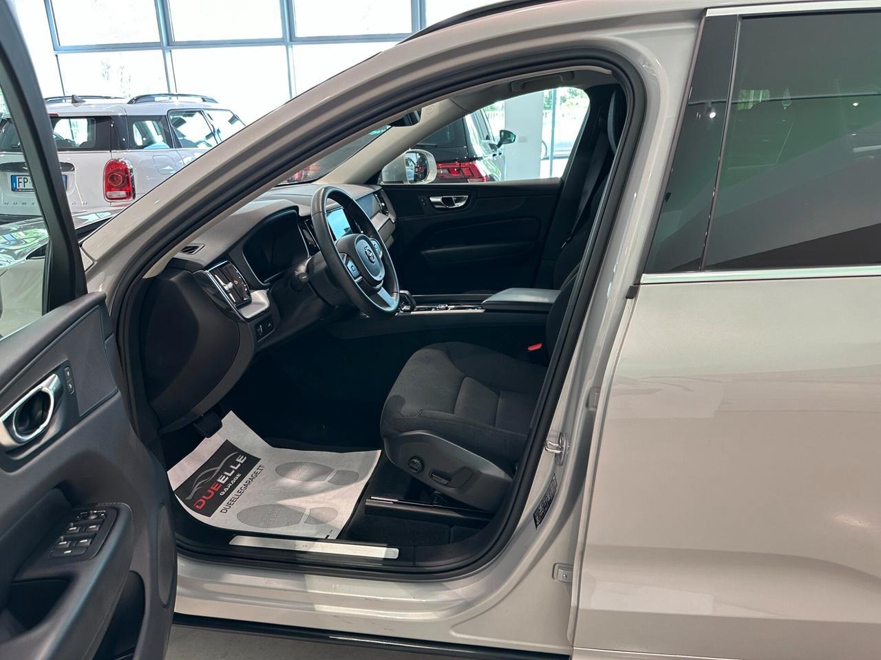 Volvo XC60 B4 (d) AWD Geartronic Momentum VAN