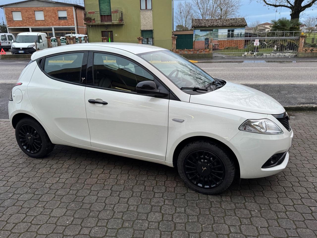 Lancia Ypsilon 1.2 69 CV 5 porte GPL Ecochic Monogram