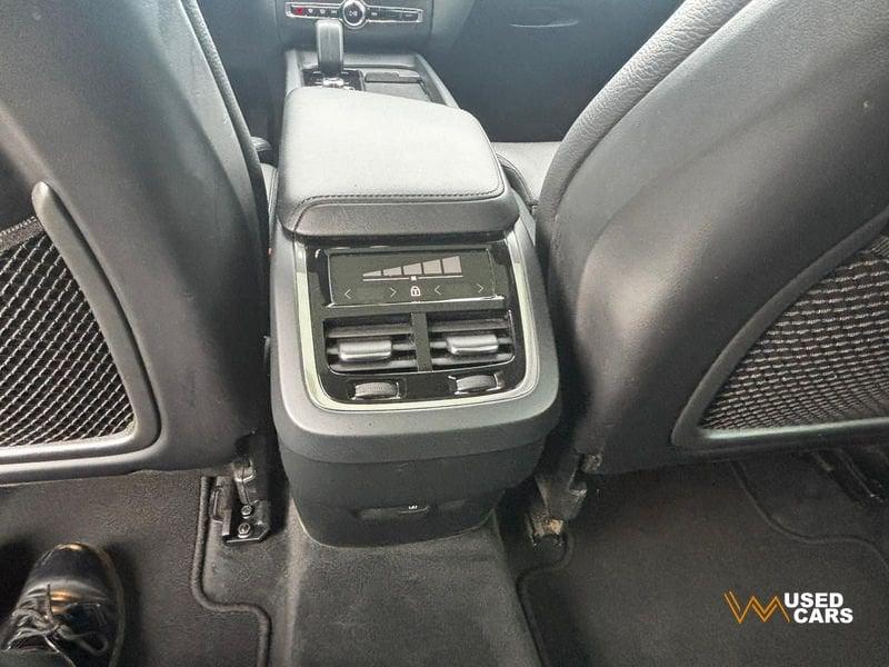 Volvo XC60 B4 automatico Plus Dark