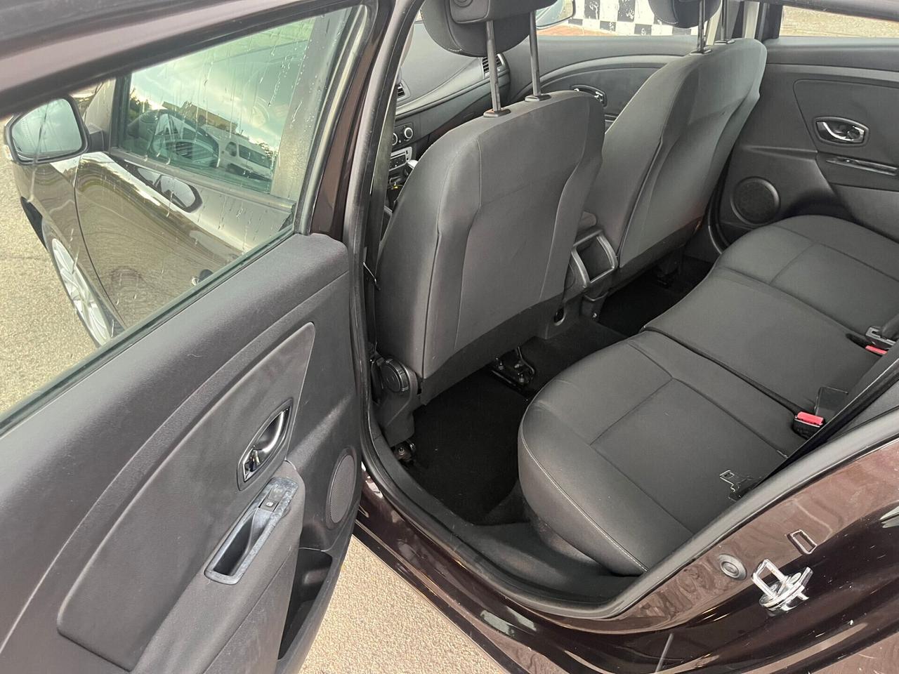 Renault Megane 1.5 dCi 110CV EDC SporTour 2012