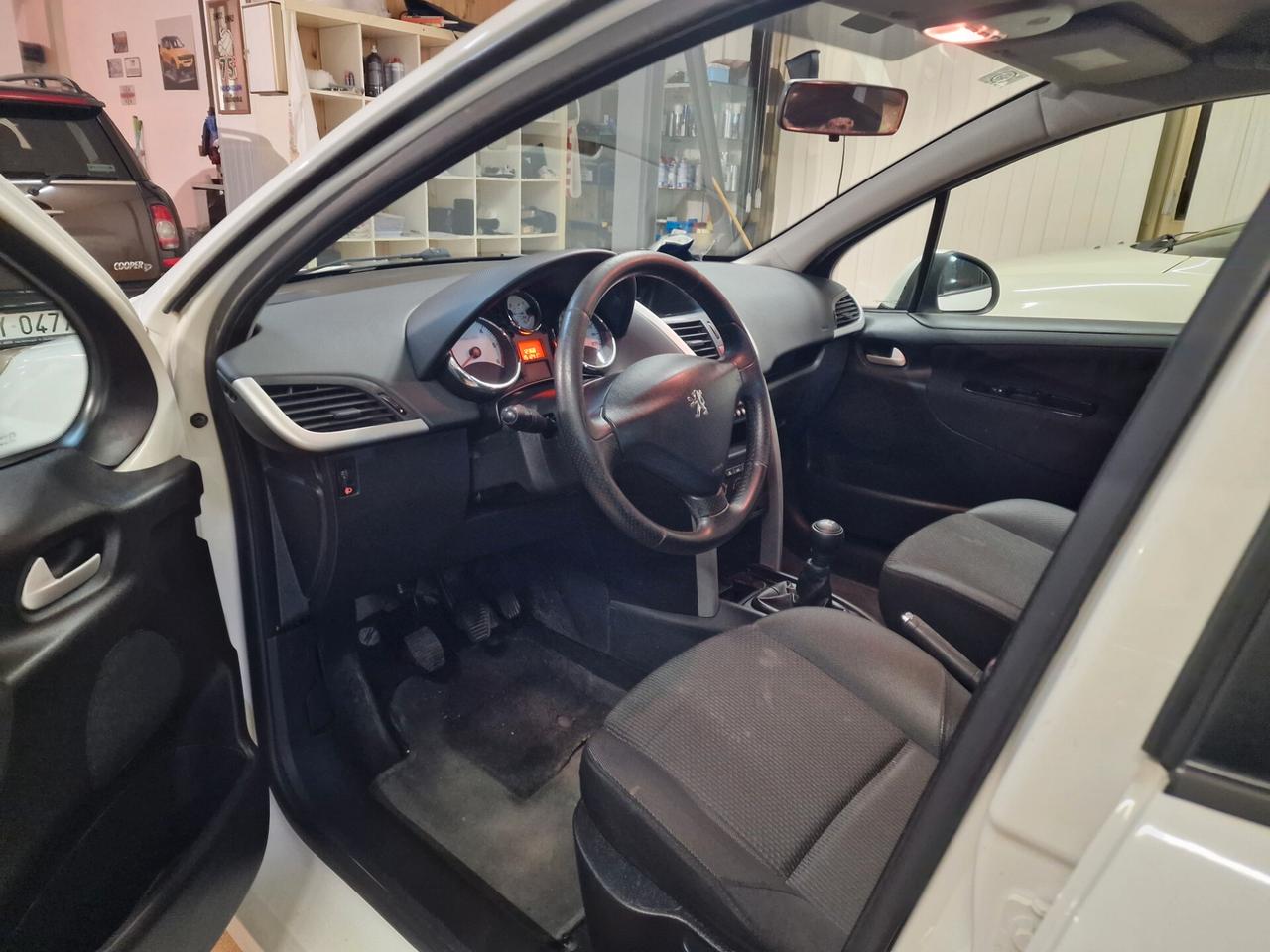 Peugeot 207 1.4 HDi 70CV 5p, 151 mila chilometri ok neopatentati