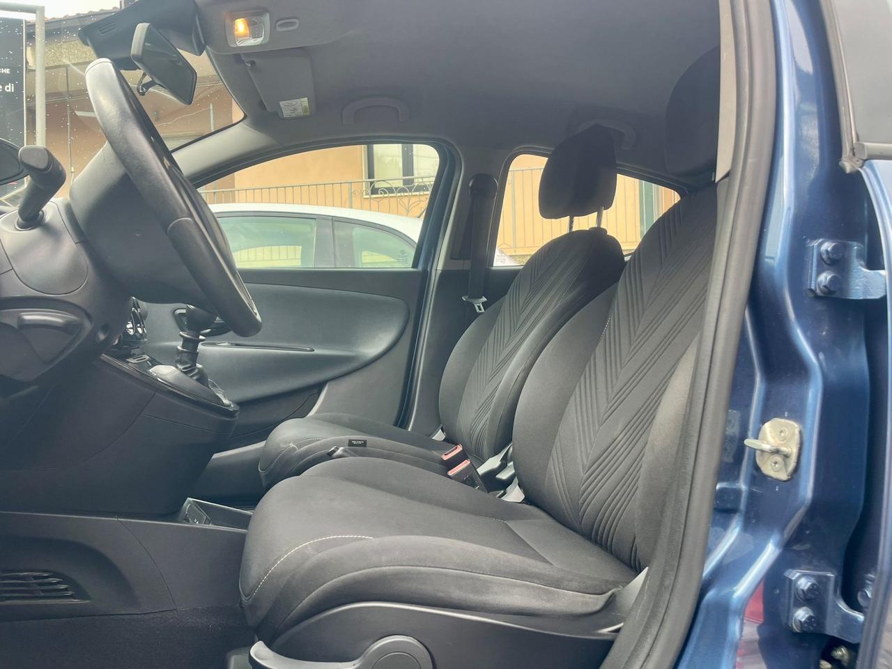 Lancia Ypsilon 1.0 FireFly S&S Hybrid Ecochic Gold Tua a soli 265€