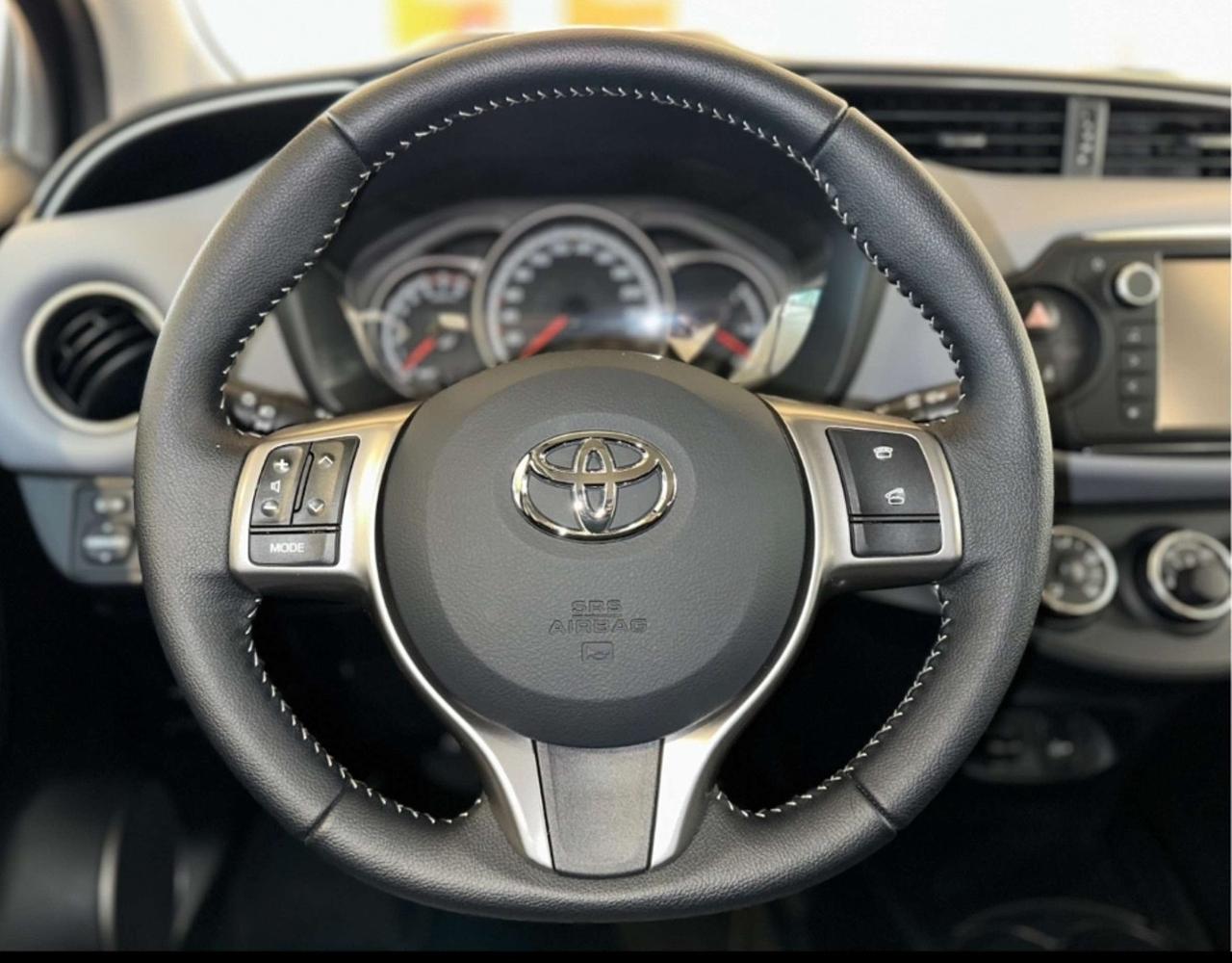 Toyota Yaris 1.3 5 porte Lounge navi telecamera full