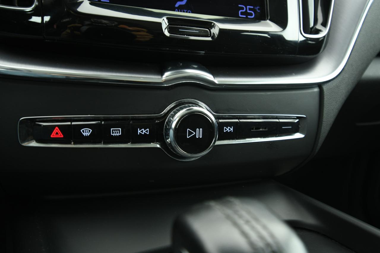 VOLVO XC60 2.0 b4 Momentum Pro awd auto CAMERA+APP CONNECT