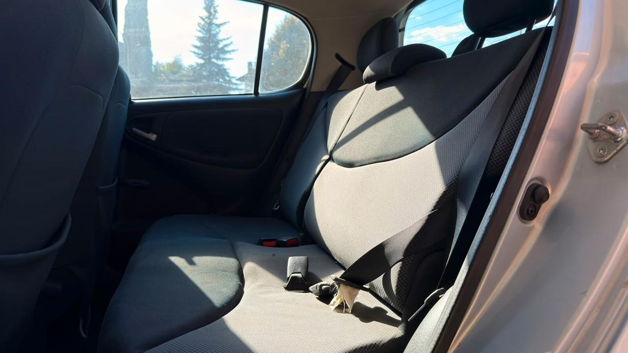 Toyota Yaris 1.0i 16V cat 5 porte Sol