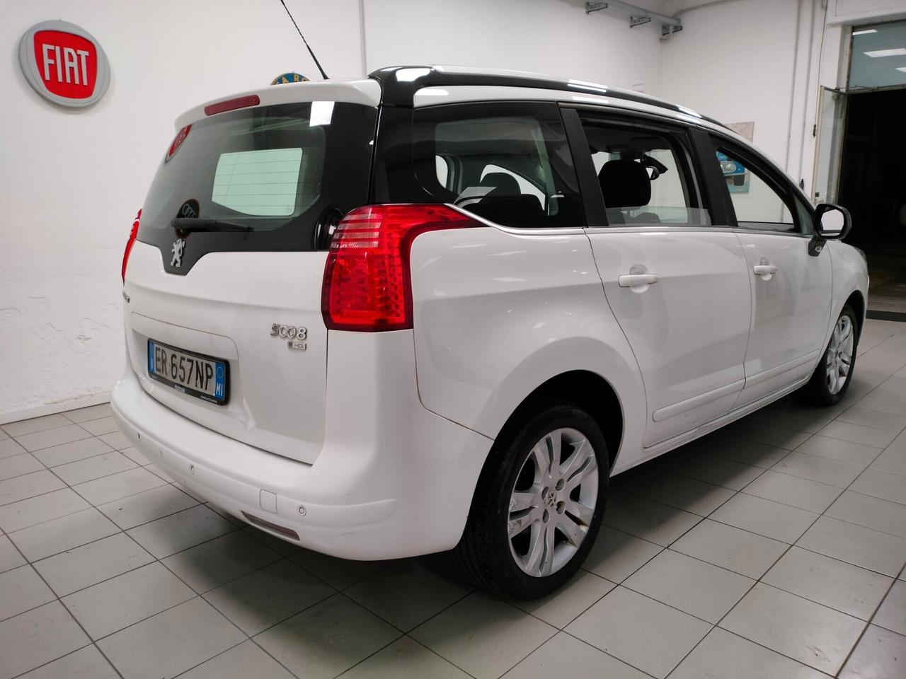 Peugeot 5008 1.6 e-HDi 115CV Stop&Start cambio robotizzato Allure