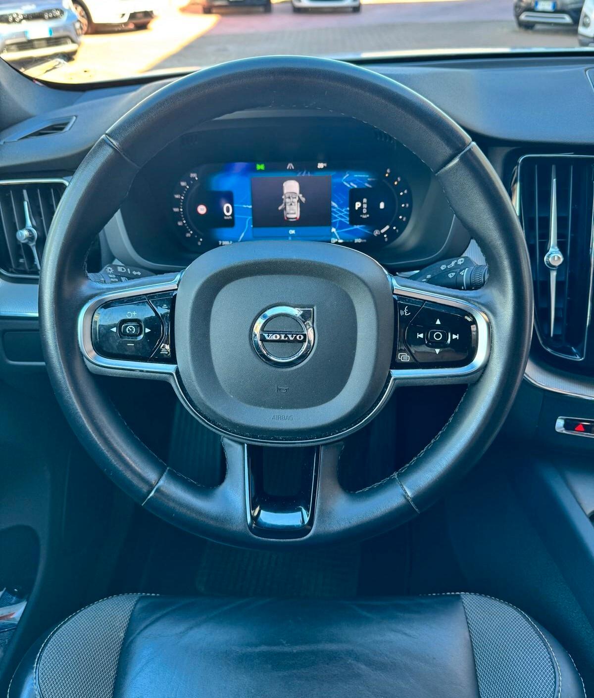 Volvo XC60 2.0 AWD automatico Ultimate Dark