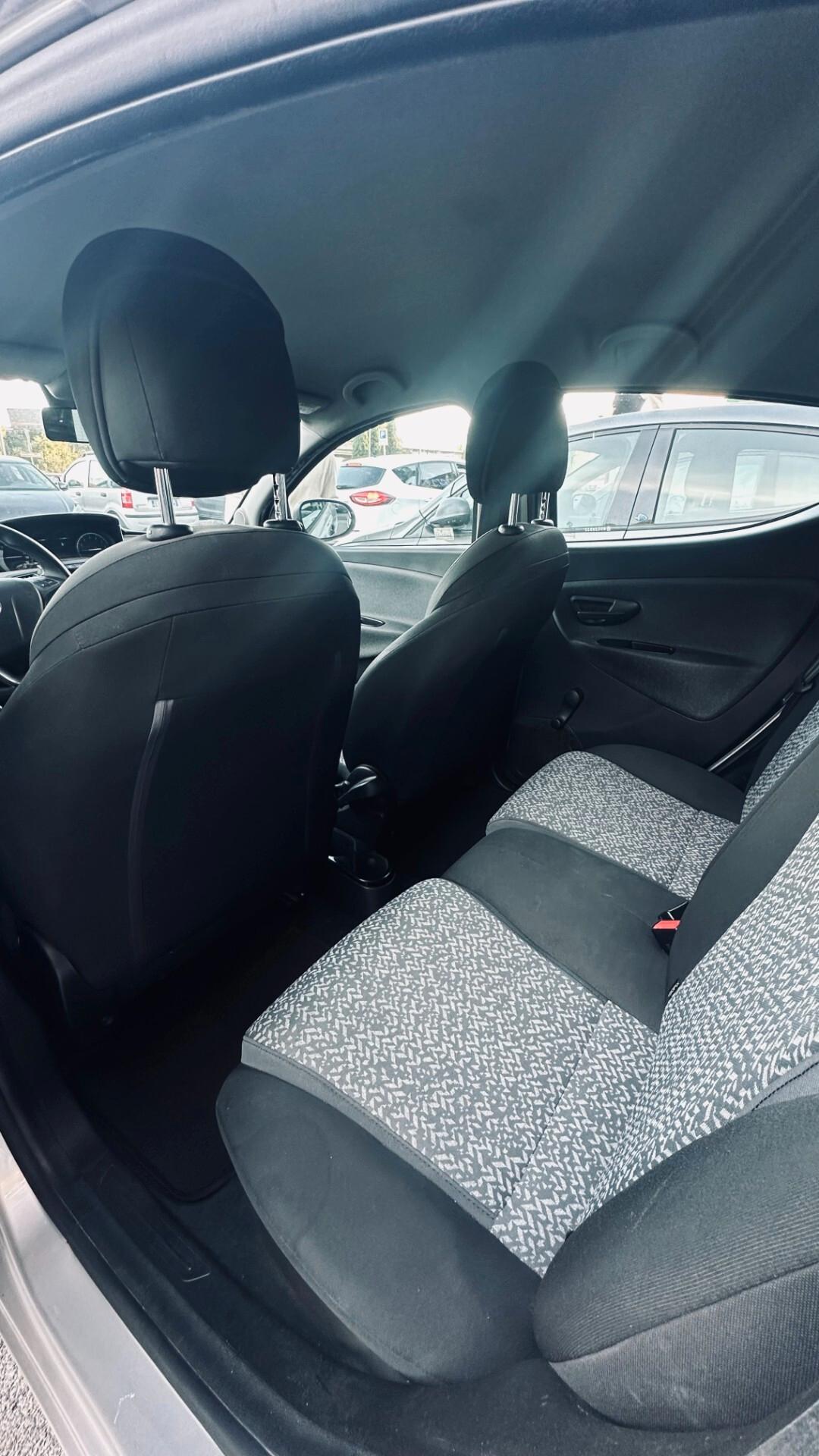 Lancia Ypsilon 1.0 FireFly 5 porte S&S Hybrid Ecochic Silver