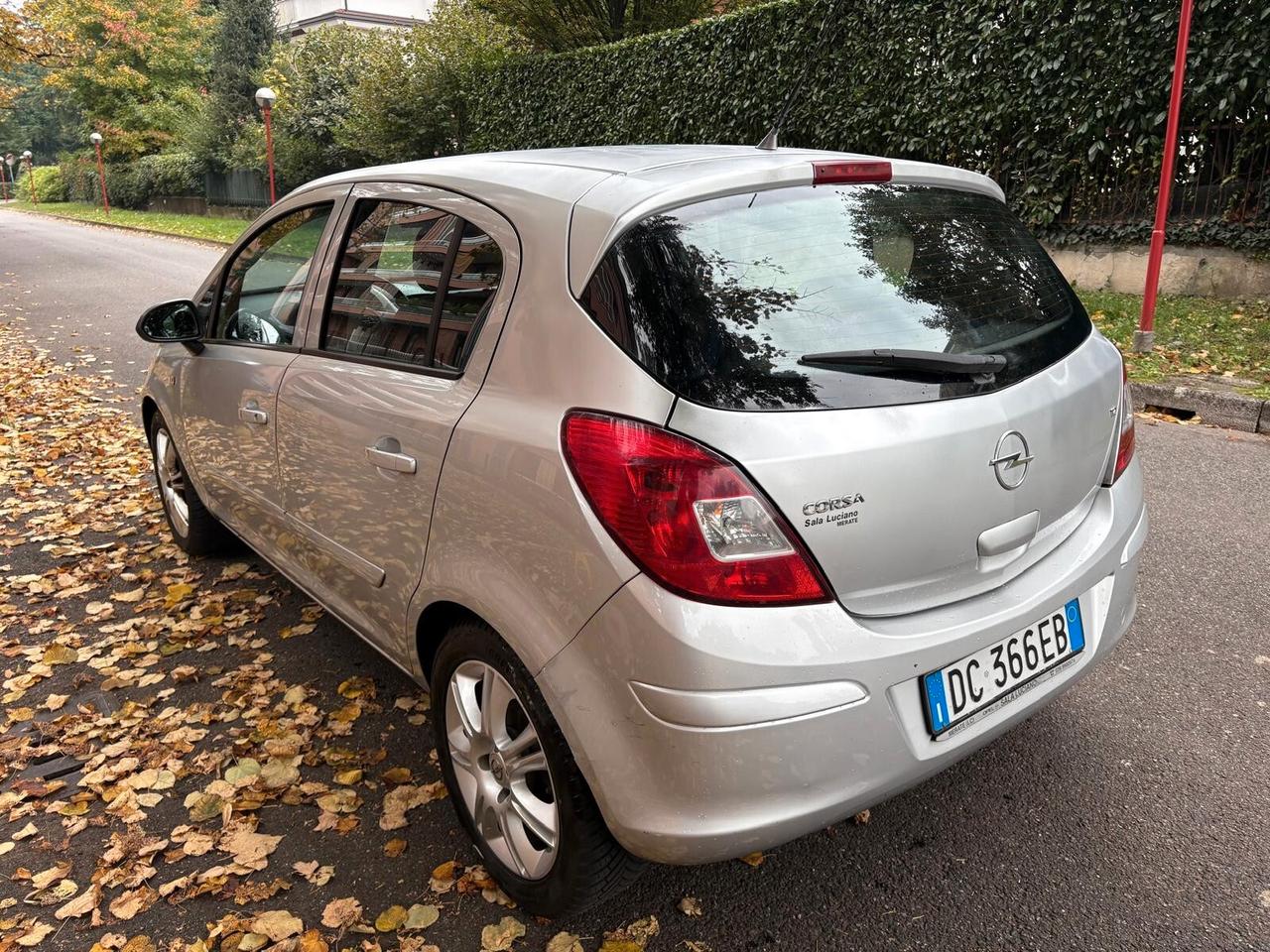 Opel Corsa 1.2 5 porte Cosmo benzina
