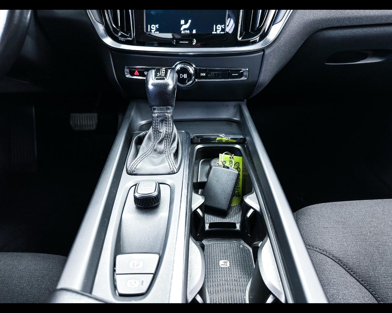 VOLVO V60 (2018-->) - V60 D3 Geartronic Momentum Business