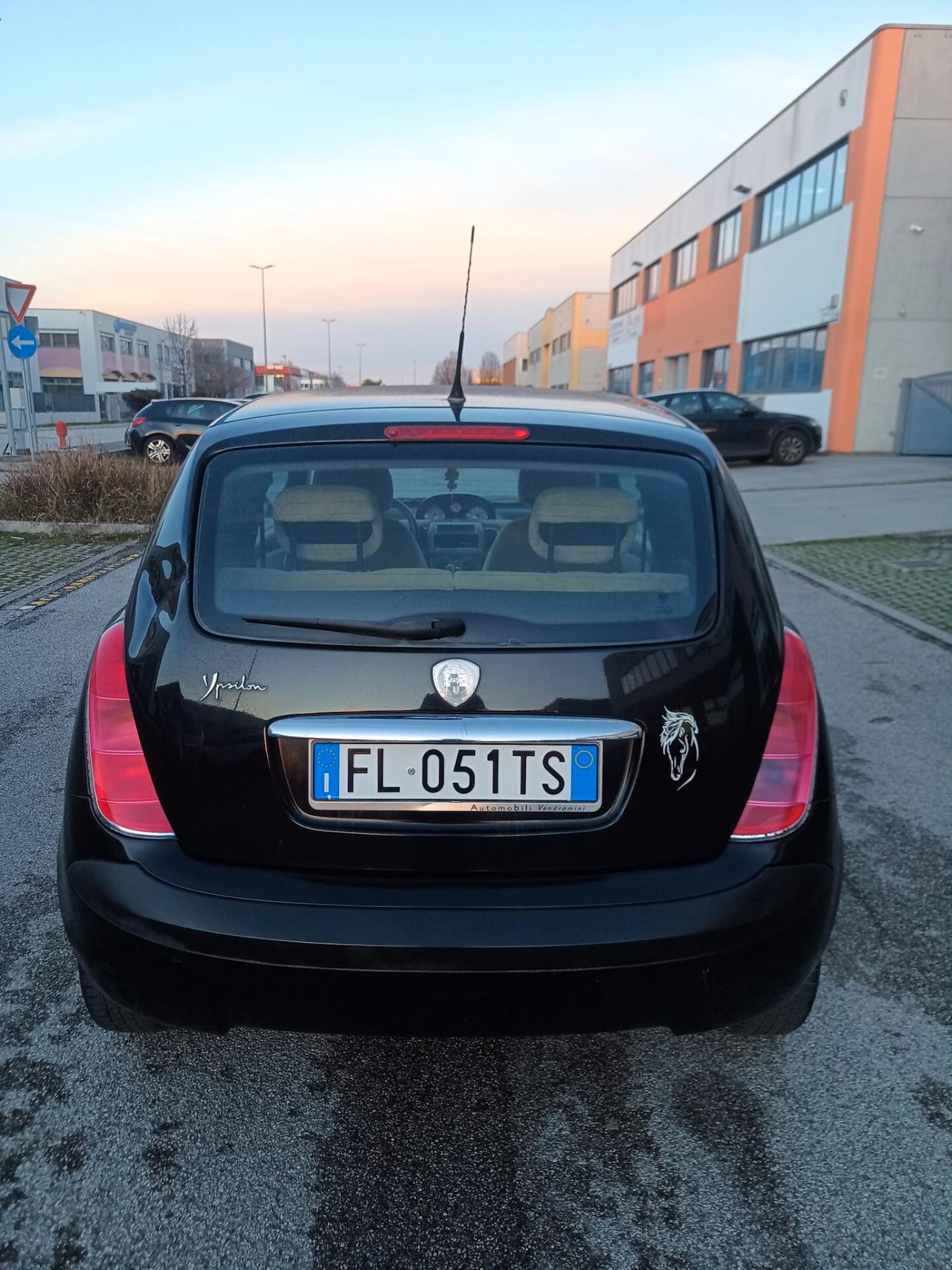 Lancia Ypsilon 1.2 69 CV Unyca