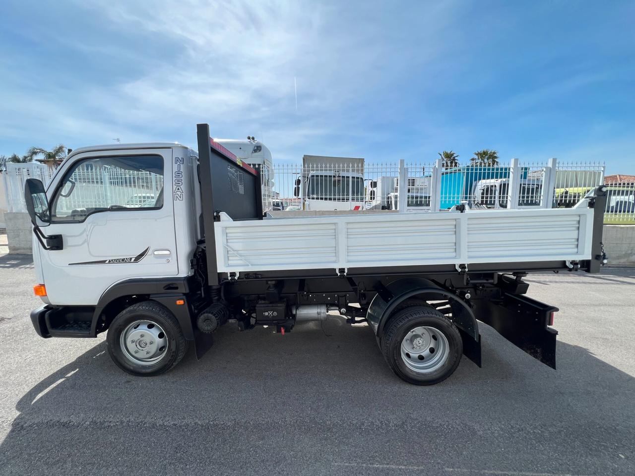 Nissan cabstar ribaltabile trilaterale Anno immatricolazione 2003