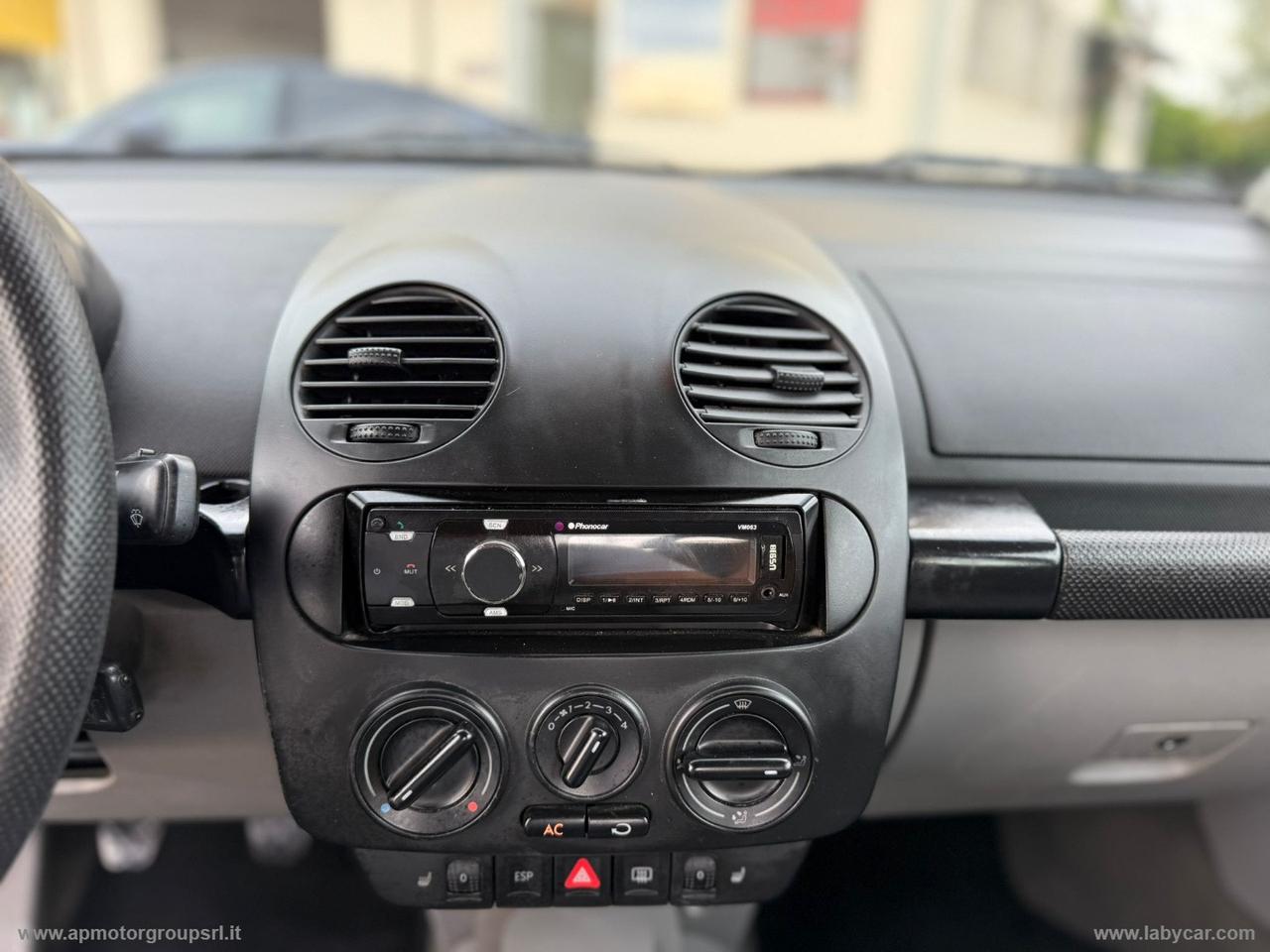 VOLKSWAGEN New Beetle 1.6