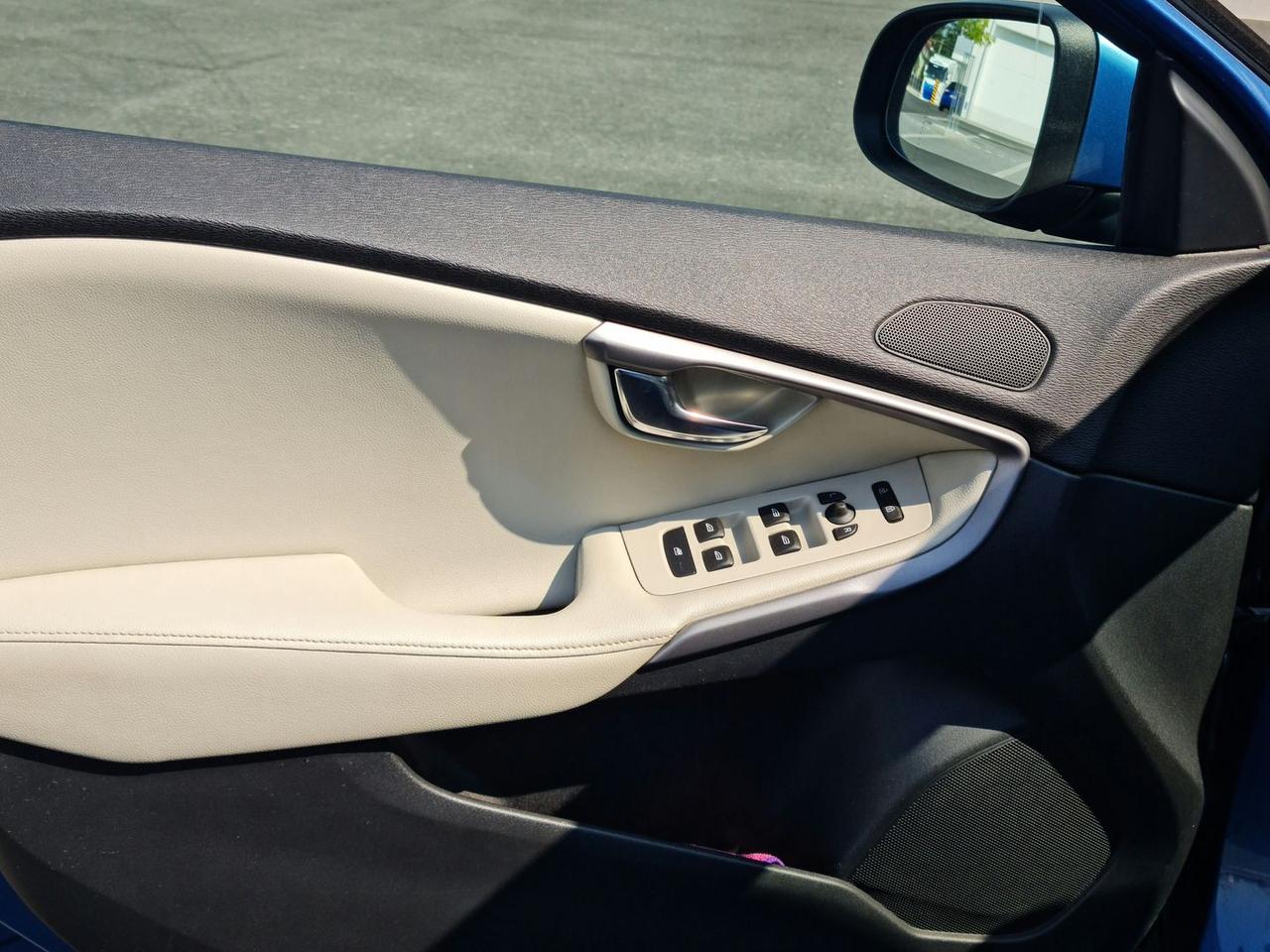 Volvo V40 KINETIC #6087
