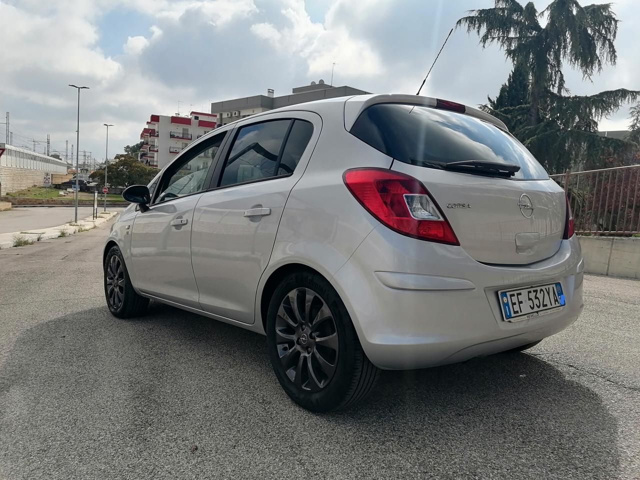 Opel Corsa 1.2 benzina 5 porte COSMO 2011