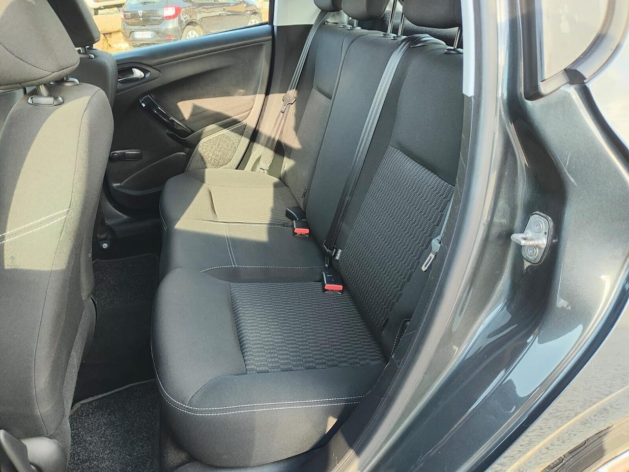 Peugeot 208 BlueHDi 75 5 1.6hdi adatta per neopate