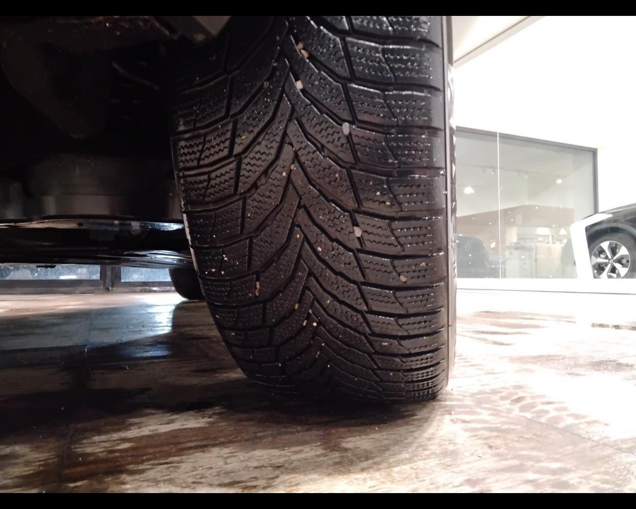 VOLVO XC40 2023 - XC40 2.0 b3 Plus Dark auto