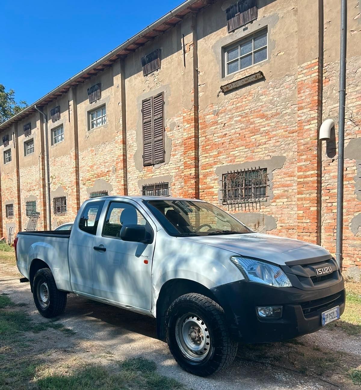Isuzu D-Max 2.5 TD space cab 4WD 2+2 posti