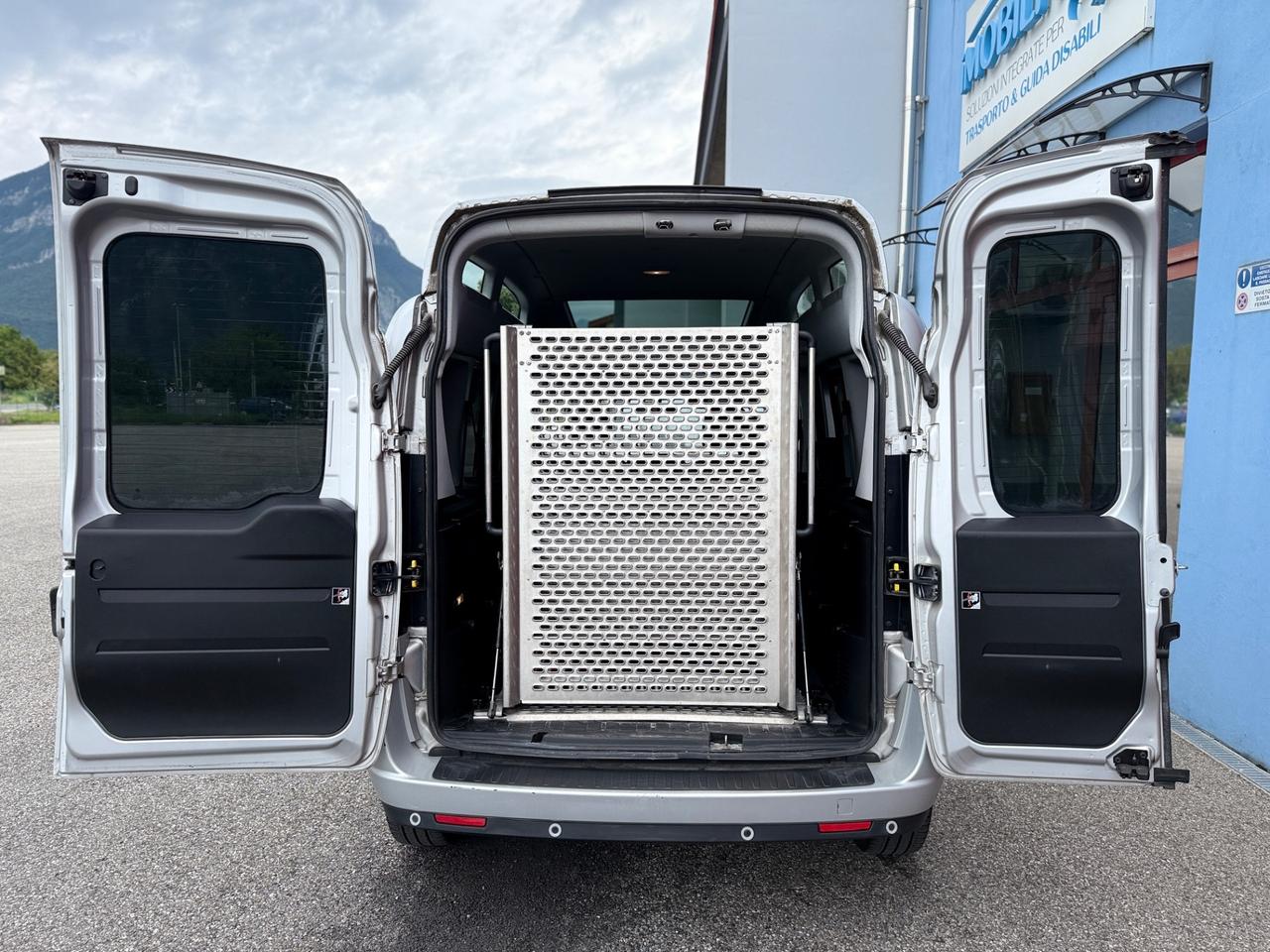 Opel Combo 1.6 allestito auto per disabili