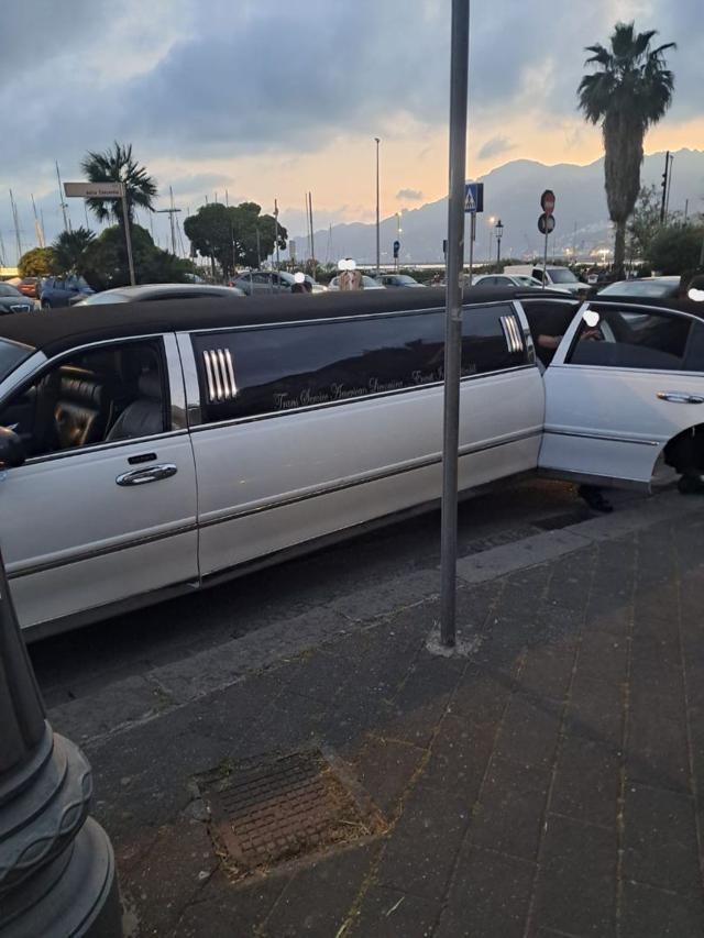 LINCOLN Town Car Limousine