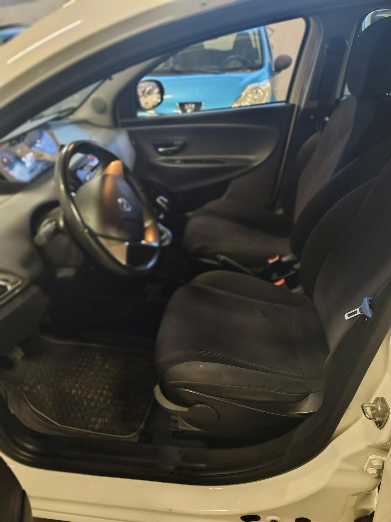 Lancia Ypsilon 1.2 69 CV 5 porte S&S Platinum